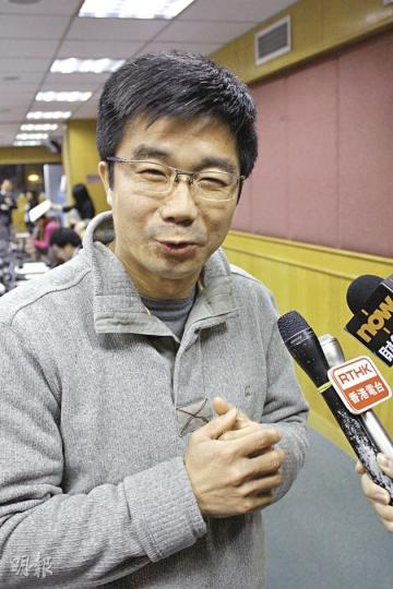 觀塘區議員黃春平昨回應上次逃避記者追問事件時解釋,是聽從民政署職員建議從後樓梯離開。(黃俊鋒攝) 觀塘區議員黃春平昨回應上次逃避記者追問事件時解釋,是聽從民政署職員建議從後樓梯離開。(黃俊鋒攝)