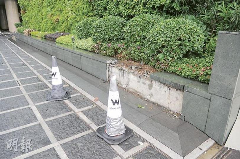 百萬元名車撞向W Hotel近出口的路邊石壆,有3塊雲石被撞毁。(衛永康攝) 百萬元名車撞向W Hotel近出口的路邊石壆,有3塊雲石被撞毁。(衛永康攝)