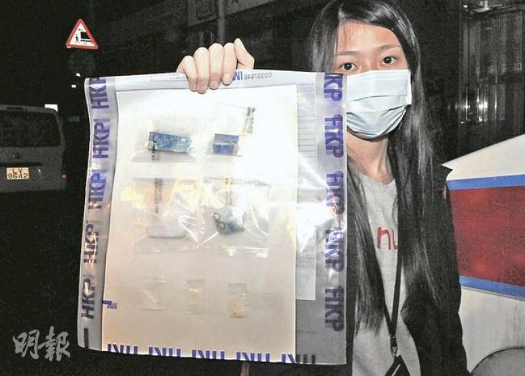 探員在無牌酒吧內檢獲多張捲好的紙幣,內藏懷疑毒品粉末。(蔡方山攝) 探員在無牌酒吧內檢獲多張捲好的紙幣,內藏懷疑毒品粉末。(蔡方山攝)