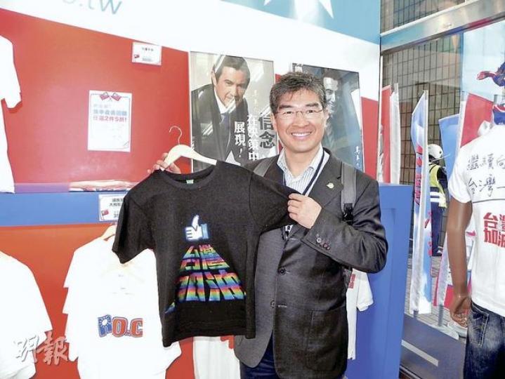民主黨副主席單仲偕赴台觀選，他說台灣做得到的，相信香港一定做得到，相信港人可以「變天」。（李泉攝）