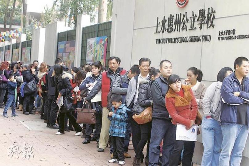 位於上水的小學統一派位中心昨早9時半才開始運作，但7時許已有大批家長在門外守候，大部分為中港跨境或「雙非」學童父母，冀為子女在港爭一學位。（李紹昌攝）為讓子女能入讀區內心儀學校，家長在派位中心內填寫選校表時都表現緊張，跨境及本地家長均擔心，因北區學額不足，子女會被分派至大埔區升學。（李紹昌攝）