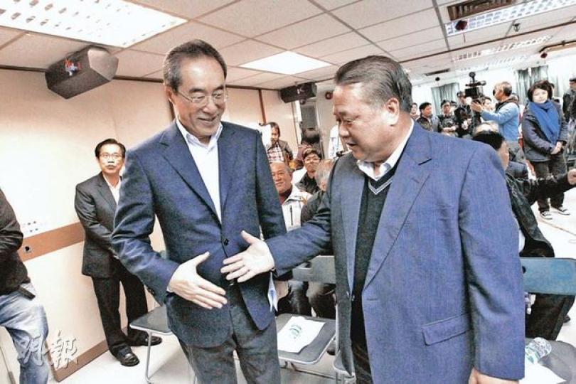 唐英年（左）昨會見漁農界選委，獲立法會漁農界議員黃容根（右）握手歡迎。黃容根說，唐提出的漁農業發展委員會，是業界夢寐以求的事，但梁振英暫未提出，相信選委「各自心中有數」，他同時強調漁農界未決定支持哪個特首參選人。（李紹昌攝）