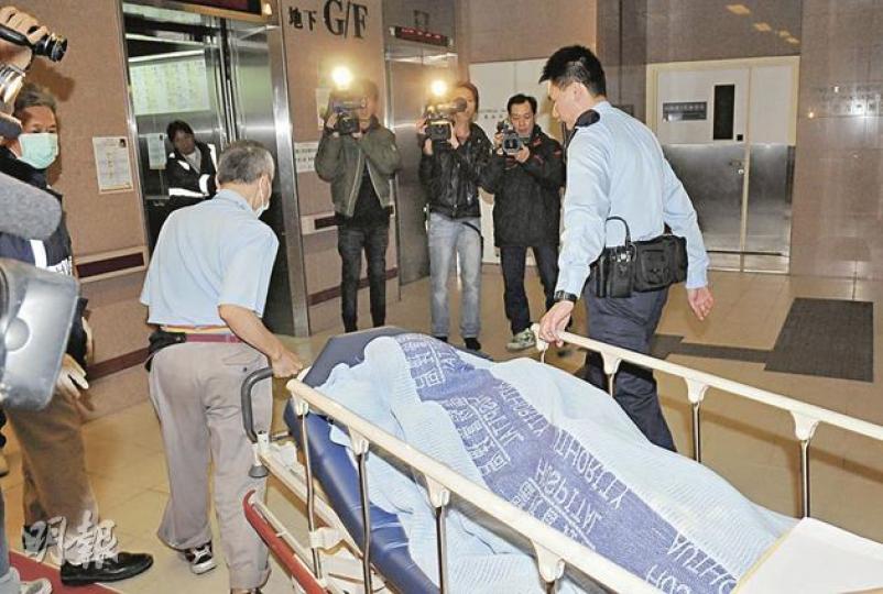 涉嫌弒父的男子，送院後報稱不知發生何事。（蔡方山攝）75歲老翁倒斃家中，頭部大量流血身亡，屍體由仵工舁送殮房等候剖驗。（蔡方山攝）重案組探員在發生兇案的單位內檢走一張染血摺櫈。（蔡方山攝）