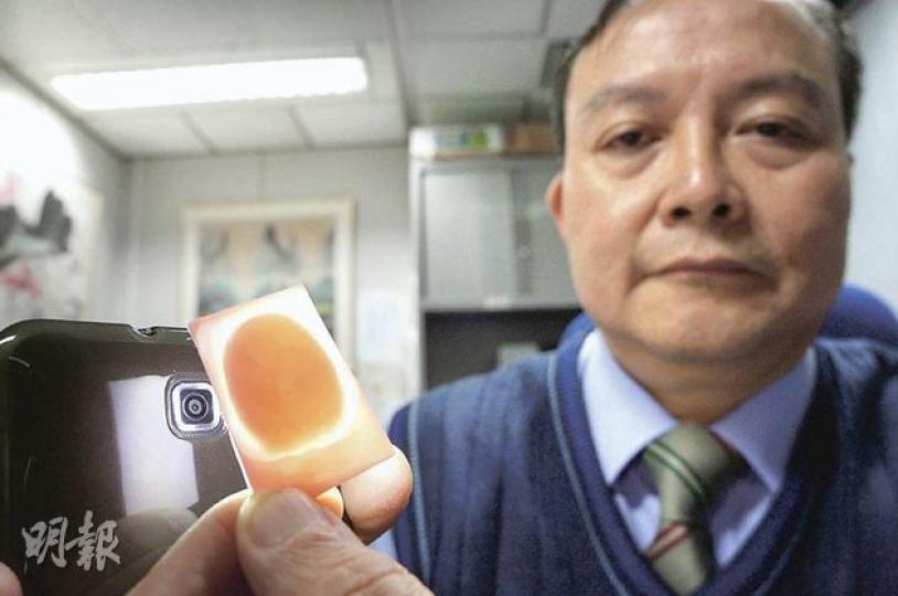 城大電子工學系副教授鄭利明稱,「指紋膜」能攻破個別e道的保安,除可能涉及e道維修不當之外,亦可能是這種塑膠指紋膜薄片有輕微的透光度(圖),巧合地與真手指的皮膚類似,騙倒了個別e道指紋閱讀機。(明報記者攝) 城大電子工學系副教授鄭利明稱,「指紋膜」能攻破個別e道的保安,除可能涉及e道維修不當之外,亦可能是這種塑膠指紋膜薄片有輕微的透光度(圖),巧合地與真手指的皮膚類似,騙倒了個別e道指紋閱讀機。(明報記者攝)