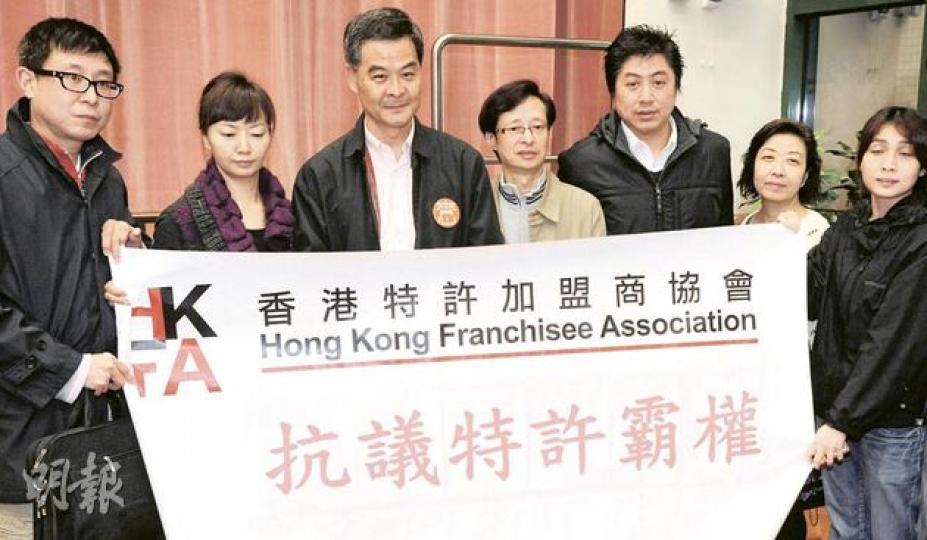 特首參選人梁振英(左三)說,《基本法》沒有保障原居民僭建權。圖為他到觀塘麗港城舉行政綱諮詢會時,香港特許加盟商協會要求梁關注大財團扼殺中小企生存空間問題,梁承諾會後了解。(尹錦恩攝) 特首參選人梁振英(左三)說,《基本法》沒有保障原居民僭建權。圖為他到觀塘麗港城舉行政綱諮詢會時,香港特許加盟商協會要求梁關注大財團扼殺中小企生存空間問題,梁承諾會後了解。(尹錦恩攝)