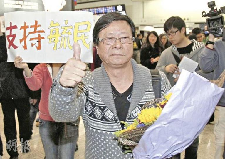 被指打馮煒光的人民力量議員黃毓民昨晚由台灣返港,強調自己什麼都沒做過,形容這事只是「兩個麻甩佬在嘈交」。(林振東攝) 被指打馮煒光的人民力量議員黃毓民昨晚由台灣返港,強調自己什麼都沒做過,形容這事只是「兩個麻甩佬在嘈交」。(林振東攝)