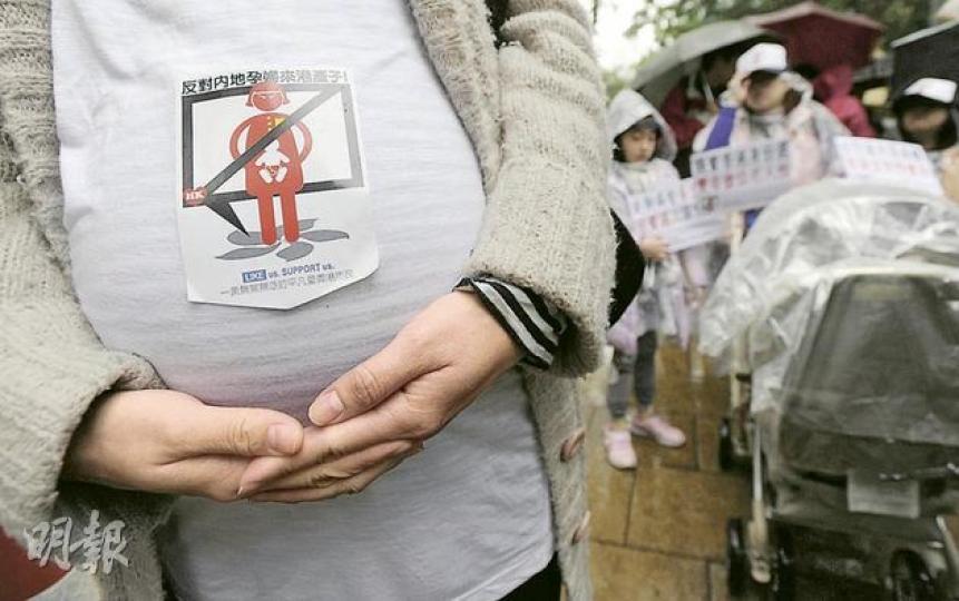 約650名市民昨由維園遊行至新政府總部,反對內地孕婦來港產子。遊行隊伍中不乏腹大便便的本地媽媽,她們都為子女未來要和「雙非嬰兒」爭醫療和教育等服務而擔憂。(余俊亮攝) 昨午細雨綿綿,逾650人出席遊行,警方沿途協助開路。(余俊亮攝) 昨日不少年輕家長到場,用嬰兒車推着年幼子女冒雨遊行。(余俊亮攝) 約650名市民昨由維園遊行至新政府總部,反對內地孕婦來港產子。遊行隊伍中不乏腹大便便的本地媽媽,她們都為子女未來要和「雙非嬰兒」爭醫療和教育等服務而擔憂。(余俊亮攝) 昨午細雨綿綿,逾650人出席遊行,警方沿途協助開路。(余俊亮攝) 昨日不少年輕家長到場,用嬰兒車推着年幼子女冒雨遊行。(余俊亮攝)