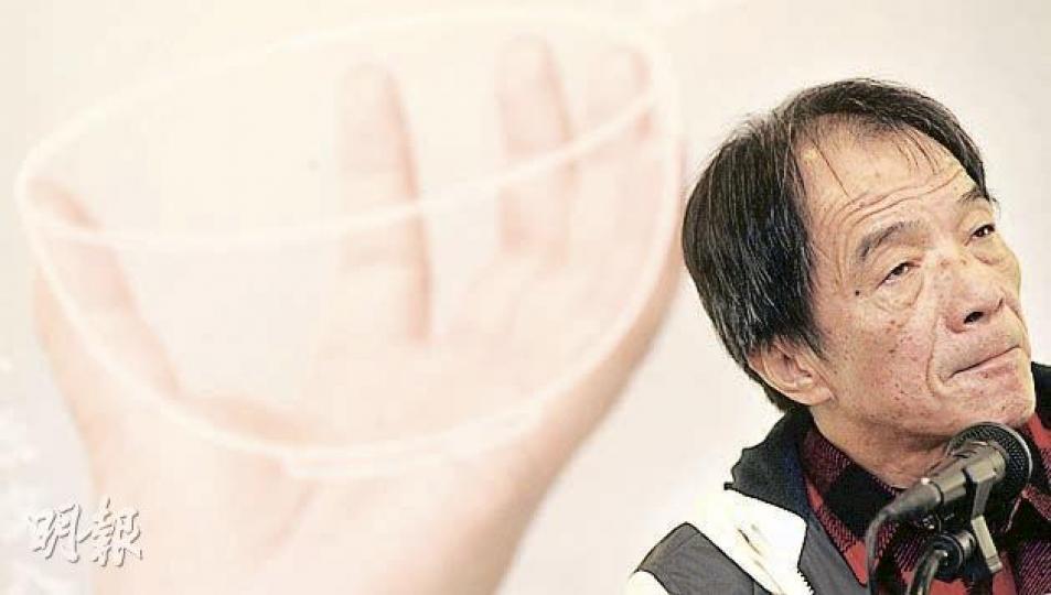 羅先生一家三口現在每晚都一起到灣仔浸信會愛羣社會服務處「開飯」，省錢之餘又吃得有營養，更重要是在飯堂認識了一班街坊，豐富退休後的社交生活。（余俊亮攝） 不願出鏡的阿傑，兩年前喪妻，現要獨力照料兩名年幼子女。他說，到愛群「開飯」最重要的是令他省下更多時間，可以陪子女做家課。（余卓善攝）