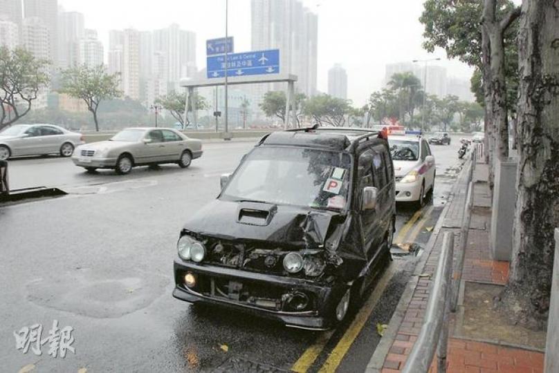 掛P牌的私家車在天雨中撞上前車,左車頭凹陷損毁。(雲錦鋒攝) 肇事P牌司機穿著「人字拖」駕車,在場稱去年10月曾超速,昨日又撞車,恐難逃「釘牌」命運。(雲錦鋒攝) 掛P牌的私家車在天雨中撞上前車,左車頭凹陷損毁。(雲錦鋒攝) 肇事P牌司機穿著「人字拖」駕車,在場稱去年10月曾超速,昨日又撞車,恐難逃「釘牌」命運。(雲錦鋒攝)