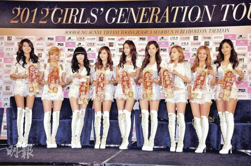 少女時代成員秀英(左起)、Sunny、Tiffany、Jessica、潤娥、徐玄、隊長泰妍、孝淵、俞利齊齊換上制服,手執揮春向大家拜個早年。(攝影:孫華中 鍾偉茵) 俞利前晚抵港時雖然已深夜,但仍架起墨鏡。(攝影:孫華中 鍾偉茵) 徐玄沿途跟歌迷揮手打招呼,非常親切。(攝影:孫華中 鍾偉茵) 潤娥(左)、孝淵形影不離,在仁川機場出發時兩人並肩入閘,抵港後又一起出閘。(攝影:孫華中 鍾偉茵) Sunny出閘時雖已是凌晨,但依然精神奕奕。(攝影:孫華中 鍾偉茵) Jessica一身豹紋衣裝 少女時代成員秀英(左起)、Sunny、Tiffany、Jessica、潤娥、徐玄、隊長泰妍、孝淵、俞利齊齊換上制服,手執揮春向大家拜個早年。(攝影:孫華中 鍾偉茵) 俞利前晚抵港時雖然已深夜,但仍架起墨鏡。(攝影:孫華中 鍾偉茵) 徐玄沿途跟歌迷揮手打招呼,非常親切。(攝影:孫華中 鍾偉茵) 潤娥(左)、孝淵形影不離,在仁川機場出發時兩人並肩入閘,抵港後又一起出閘。(攝影:孫華中 鍾偉茵) Sunny出閘時雖已是凌晨,但依然精神奕奕。(攝影:孫華中 鍾偉茵) Jessica一身豹紋衣裝