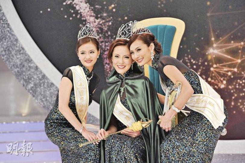 出爐國際中華小姐亞軍黃馨慧（左起）、冠軍張曦雯、季軍林家冰互相恭賀。（攝影：鍾偉茵、孫華中） （11）張曦雯爆冷力壓其他佳麗，登上國際中華小姐冠軍寶座。（攝影：鍾偉茵、孫華中） （9）黃馨慧樣靚身材好，奈何只能屈居亞軍。（攝影：鍾偉茵、孫華中） （5）林家冰成為三料季軍，整晚出鏡次數最多。（攝影：鍾偉茵、孫華中） 朱晨麗捨不得佳麗好友，忍不住灑淚。（攝影：鍾偉茵、孫華中） 朱晨麗穿泳衣時突然升Cup，營造出澎湃效果。（攝影：鍾偉茵、孫華中） 熱門（15）海莉鈴僅奪得「歐美區活力動感大獎」。（攝影