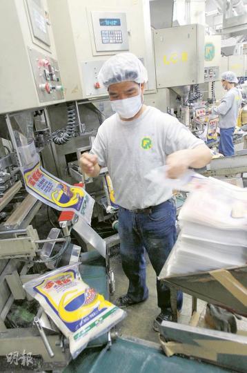 金源米業堅持生產線全在香港,圖為公司在青衣的食米包裝生產線,一天可包裝7萬袋食米。(林振東攝) 金源米業副主席林世豪說,由於食米是基本糧食,港府對食米進口及存量均有嚴格管制,市民毋須過分擔心食米供應。(林振東攝) 金源米業堅持生產線全在香港,圖為公司在青衣的食米包裝生產線,一天可包裝7萬袋食米。(林振東攝) 金源米業副主席林世豪說,由於食米是基本糧食,港府對食米進口及存量均有嚴格管制,市民毋須過分擔心食米供應。(林振東攝)
