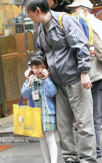 七姊妹道發生三級火警期間,樓上幼稚園尚未上課,幸無學童受傷,但一名女學童見學校受火警洗禮,受驚哭泣。(黃雄攝) 七姊妹道發生三級火警期間,樓上幼稚園尚未上課,幸無學童受傷,但一名女學童見學校受火警洗禮,受驚哭泣。(黃雄攝)