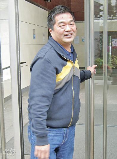 居於曉光閣近20年的控方證人譚文忠,自言過去甚少參與法團事務。(林綺琪攝) 居於曉光閣近20年的控方證人譚文忠,自言過去甚少參與法團事務。(林綺琪攝)