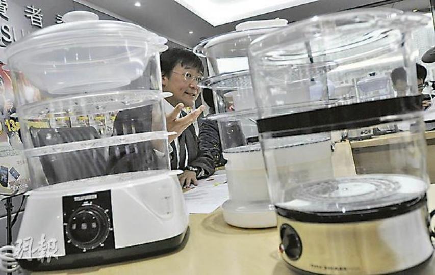 消委會宣傳及社區關係小組副主席許樹源表示,3款電蒸籠使用時表面溫度會較標準上限60℃高,呼籲市民使用時,手或臉切勿靠近蒸氣孔,以免燙傷。(余俊亮攝) 消委會宣傳及社區關係小組副主席許樹源表示,3款電蒸籠使用時表面溫度會較標準上限60℃高,呼籲市民使用時,手或臉切勿靠近蒸氣孔,以免燙傷。(余俊亮攝)