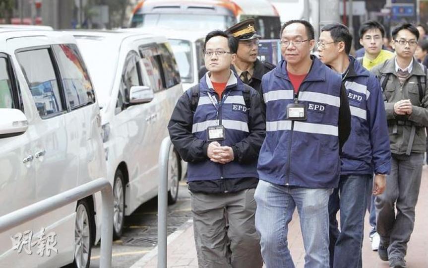 數名環保署流動污染源組人員(身穿藍色背心者)及交通督導員昨一同到銅鑼灣一帶,巡視路邊車輛及小巴站停車熄匙情况。(林振東攝) 數名環保署流動污染源組人員(身穿藍色背心者)及交通督導員昨一同到銅鑼灣一帶,巡視路邊車輛及小巴站停車熄匙情况。(林振東攝)