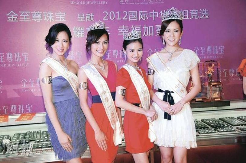 出爐國際中華小姐冠軍張曦雯（右起）、亞軍黃馨慧、季軍林家冰、友誼小姐洪美珊馬不停蹄出席領獎活動。（攝影/記者：林祖傑）