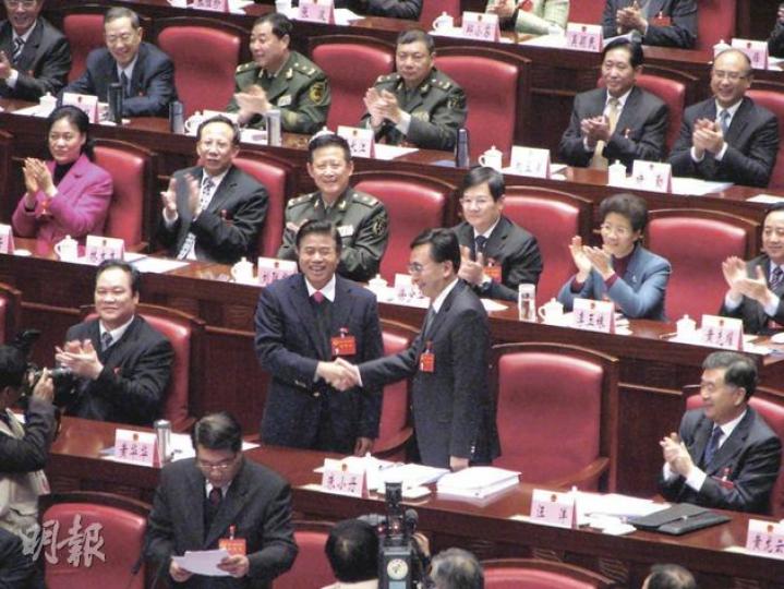朱小丹(站立者右)當選省長後,前省長黃華華(站立者左)站起身與之握手祝賀。(明報記者攝) 廣東省省長選舉只有朱小丹這一名候選人,但選票上有一空格讓人大代表提議另外人選。(明報記者攝) 朱小丹(站立者右)當選省長後,前省長黃華華(站立者左)站起身與之握手祝賀。(明報記者攝) 廣東省省長選舉只有朱小丹這一名候選人,但選票上有一空格讓人大代表提議另外人選。(明報記者攝)