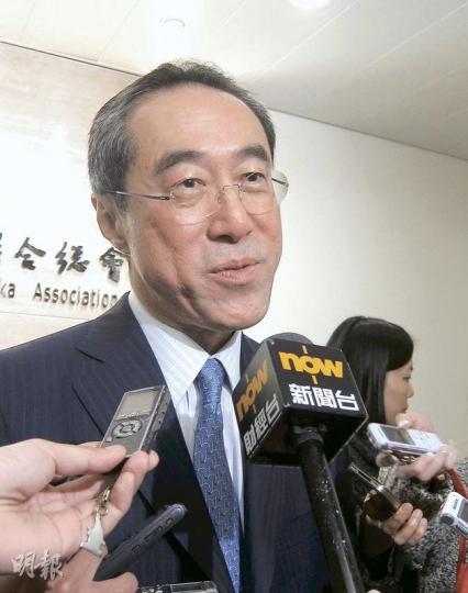 被對手梁振英暗批為選票放棄香港的核心價值,唐英年昨日出席活動後拒絕回應,重申自己會不惜一切捍衛香港法治。(林凱旻攝) 特首參選人梁振英昨日出席活動時表示,若有人用核心價值換選票,他和整個社會都會感到十分失望。(林振東攝) 被對手梁振英暗批為選票放棄香港的核心價值,唐英年昨日出席活動後拒絕回應,重申自己會不惜一切捍衛香港法治。(林凱旻攝) 特首參選人梁振英昨日出席活動時表示,若有人用核心價值換選票,他和整個社會都會感到十分失望。(林振東攝)