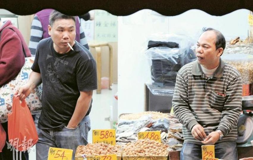 東進中西藥行經理王如飛(圖左)承認,旗下推銷員每賣1萬元鮑魚,確可「拆佣」1800元。他並承認是該藥行老闆王如湞的弟弟。(明報記者攝) 東進中西藥行經理王如飛(圖左)承認,旗下推銷員每賣1萬元鮑魚,確可「拆佣」1800元。他並承認是該藥行老闆王如湞的弟弟。(明報記者攝)