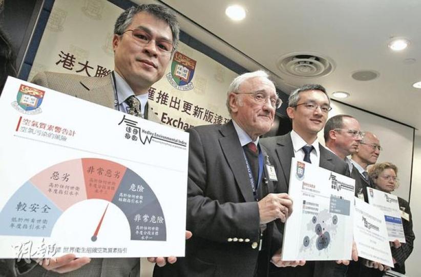 由賀達理(左二)領導的團隊推出新修訂的達理指數,並在網站公布各監察站的空氣污染水平。賀達理指出,香港採用指標過於寬鬆,未能「有意義」反映空氣污染對市民健康的影響。(林振東攝) 由賀達理(左二)領導的團隊推出新修訂的達理指數,並在網站公布各監察站的空氣污染水平。賀達理指出,香港採用指標過於寬鬆,未能「有意義」反映空氣污染對市民健康的影響。(林振東攝)