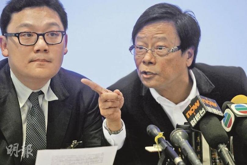 人民力量立法會議員黃毓民(右)昨再次否認在台灣毆打民主黨中常委馮煒光,他形容自己當時一直都只是「手指指」,還戲謔說「很遺憾」當時不能打中馮煒光。 (李紹昌攝) 馮煒光(左二)昨在民主黨立法會議員黃成智(左一)和副主席單仲偕(右二)陪同下,到台北駐港經濟文化辦事處求助,要求國民黨總部將當日的閉路電視錄影片段交給警方,以查證事件。(李紹昌攝) 人民力量立法會議員黃毓民(右)昨再次否認在台灣毆打民主黨中常委馮煒光,他形容自己當時一直都只是「手指指」,還戲謔說「很遺憾」當時不能打中馮煒光。 (李紹昌攝) 馮煒光(左二)昨在民主黨立法會議員黃成智(左一)和副主席單仲偕(右二)陪同下,到台北駐港經濟文化辦事處求助,要求國民黨總部將當日的閉路電視錄影片段交給警方,以查證事件。(李紹昌攝)