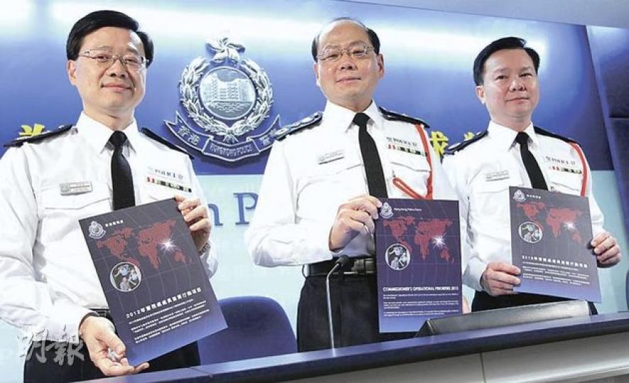 對於警方去年拘捕多達440名示威者,比前年激增6.7倍,警務處長曾偉雄(中)強調是依法辦事,否認濫捕。圖左為副處長(管理)李家超,圖右為副處長(行動)鄧甘滿。(李澤彤攝) 對於警方去年拘捕多達440名示威者,比前年激增6.7倍,警務處長曾偉雄(中)強調是依法辦事,否認濫捕。圖左為副處長(管理)李家超,圖右為副處長(行動)鄧甘滿。(李澤彤攝)