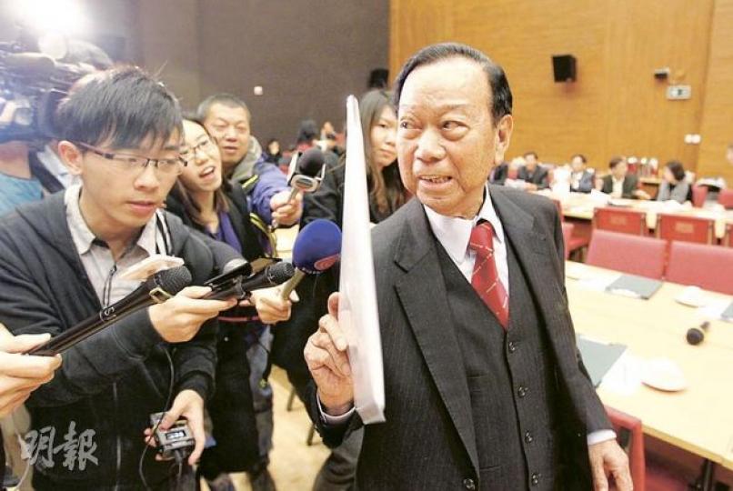 對於有鄉事派建議控告政府違反《基本法》,鄉議局主席劉皇發(右)認為建議勞民傷財,傾向先以行政手段解決。圖為他昨日出席執委會時,被記者追問將提名誰當特首。(郭慶輝攝) 對於有鄉事派建議控告政府違反《基本法》,鄉議局主席劉皇發(右)認為建議勞民傷財,傾向先以行政手段解決。圖為他昨日出席執委會時,被記者追問將提名誰當特首。(郭慶輝攝)