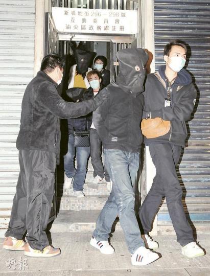 警方前晚在新填地街搗破製毒工場,2男2女疑犯被帶署調查。(蔡方山攝) 警方在行動中檢獲約值17萬元懷疑毒品,以及一批製毒工具。(蔡方山攝) 警方前晚在新填地街搗破製毒工場,2男2女疑犯被帶署調查。(蔡方山攝) 警方在行動中檢獲約值17萬元懷疑毒品,以及一批製毒工具。(蔡方山攝)