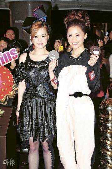 Twins出席朱古力活動，獲贈巨型朱古力金幣。（攝影：黃梓烜）
