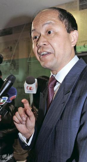 浸大傳理學院院長趙心樹回應特首民調風波，指出搶先發布未完成的調查結果，是要把握最好的時機，避開台灣大選公布結果的日子，又否認涉及任何政治壓力。（劉焌陶攝）