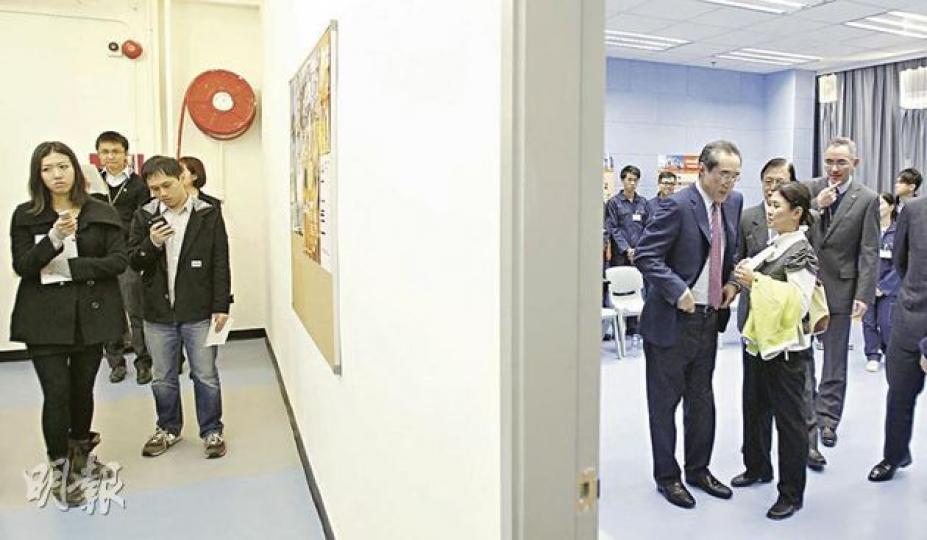 特首參選人唐英年(牆右方前左一)昨早到訪建造業議會訓練學院,和學員閉門會面約30分鐘,再會見傳媒(牆左方)。圖為他接受場外記者訪問前,和公關團隊「密密斟」做好準備。(林振東攝) 特首參選人梁振英(右)昨出席的士、小巴權益關注大聯盟的公共客運政綱座談會前,先在旺角洗衣街乘搭青山道紅色小巴,並與小巴司機傾談,了解業界關注的問題。(李澤彤攝) 特首參選人唐英年(牆右方前左一)昨早到訪建造業議會訓練學院,和學員閉門會面約30分鐘,再會見傳媒(牆左方)。圖為他接受場外記者訪問前,和公關團隊「密密斟」做好準備。(林振東攝) 特首參選人梁振英(右)昨出席的士、小巴權益關注大聯盟的公共客運政綱座談會前,先在旺角洗衣街乘搭青山道紅色小巴,並與小巴司機傾談,了解業界關注的問題。(李澤彤攝)