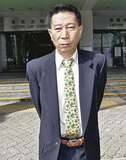 葉展生昨在兒子陪同下離開法庭，並不時停步、慢行讓記者拍照。對於記者提問，他僅回應一句「唔好意思，我未食飯」，便登車離去。（李紹昌攝）