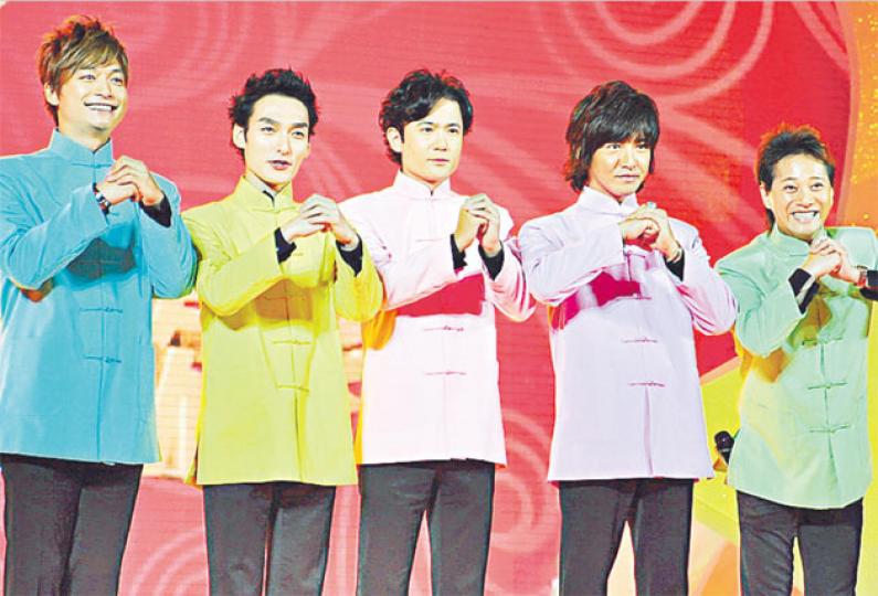 SMAP五子香取慎吾（左起）、草(弓剪)剛、稻垣吾郎、木村拓哉及中居正廣到上海錄製春晚節目，大曬苦練的普通話及上海話。（微博圖片）