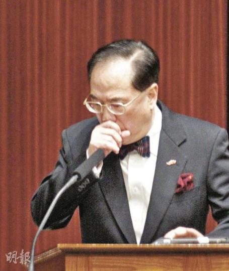 特首曾蔭權昨日出席答問大會期間多番咳嗽,要停下飲水,他指自己未來仍有外訪,包括要到北京出席兩會、到瑞士及拉丁美洲訪問。立法會主席曾鈺成在答問大會完結前,特別祝願各官員和議員來年「龍馬精神、百毒不侵」。(郭慶輝攝) 特首曾蔭權昨日出席答問大會期間多番咳嗽,要停下飲水,他指自己未來仍有外訪,包括要到北京出席兩會、到瑞士及拉丁美洲訪問。立法會主席曾鈺成在答問大會完結前,特別祝願各官員和議員來年「龍馬精神、百毒不侵」。(郭慶輝攝)