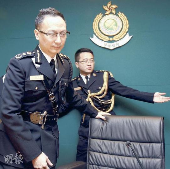 去年9月才「空降」做海關關長的張雲正(左一),昨首次穿著全套制服以關長身分見記者及主持海關年結記者會。記者問他海關何時才會循內部晉升關長而不是靠空降?張雲正沒正面回答,但他強調上任關長後,已再三向同僚強調他其中一個首要任務,正是要處理好海關關長的接任問題。(李紹昌攝) 去年9月才「空降」做海關關長的張雲正(左一),昨首次穿著全套制服以關長身分見記者及主持海關年結記者會。記者問他海關何時才會循內部晉升關長而不是靠空降?張雲正沒正面回答,但他強調上任關長後,已再三向同僚強調他其中一個首要任務,正是要處理好海關關長的接任問題。(李紹昌攝)