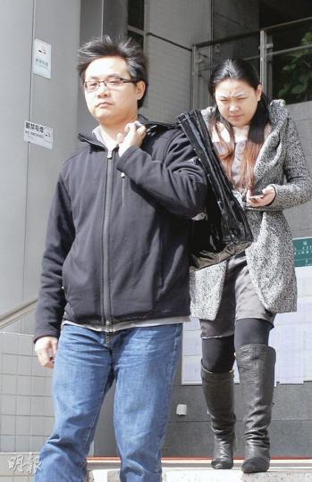 被告伍望雅(右)涉嫌偽造驗血報告。圖為她與男親友一同步出法院。(阮穎嘉攝) 被告伍望雅(右)涉嫌偽造驗血報告。圖為她與男親友一同步出法院。(阮穎嘉攝)