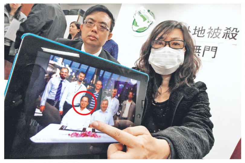 死者梁家強(紅圈示)胞妹梁小姐(戴口罩者)質疑政府未能協助她們,一直協助梁小姐的立法會議員涂謹申(左)促保安局加大力度協助死者家屬。(李紹昌攝) 死者梁家強(紅圈示)胞妹梁小姐(戴口罩者)質疑政府未能協助她們,一直協助梁小姐的立法會議員涂謹申(左)促保安局加大力度協助死者家屬。(李紹昌攝)