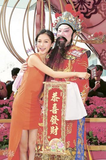 若攬着的不是財神而是黃曉明，Baby會否更開心呢？（攝影：黃梓烜）