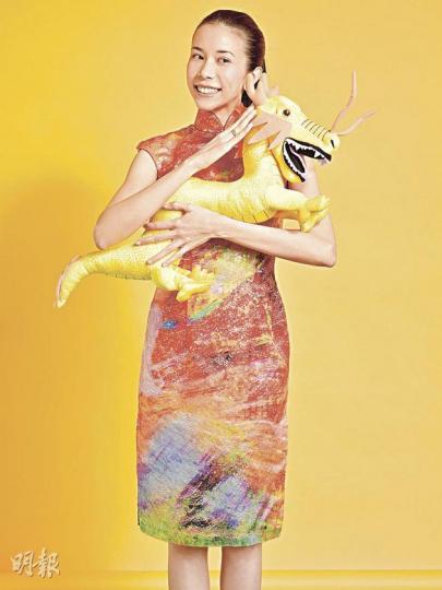 莫文蔚祝讀者龍年行大運，幸福又健康。（微博圖片） 莫文蔚拿着「恩愛接吻魚」一臉甜蜜，若然是丈夫（圓圖）惜她一定會更開心。（微博圖片）