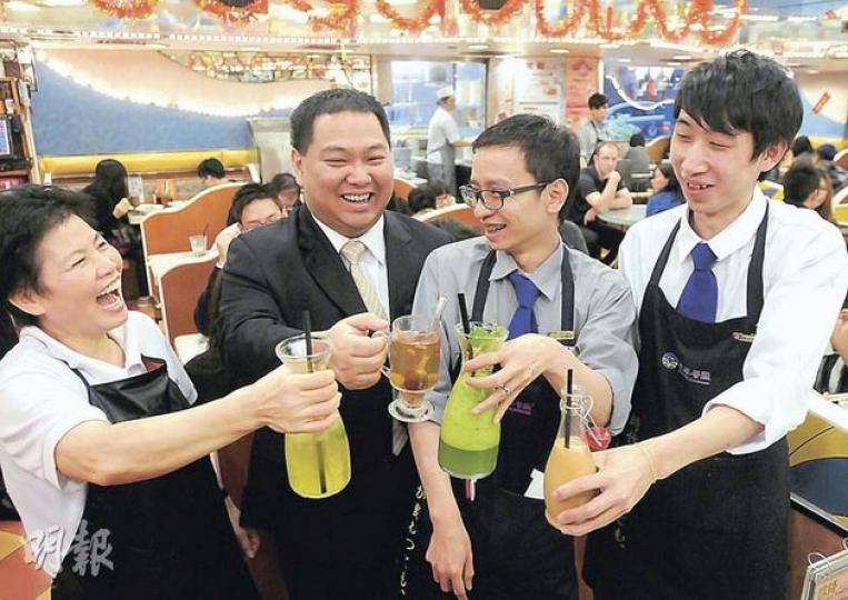 翠華餐飲部經理謝楚強(左二)、中環分店經理黃捷昭(右二)、洗碗工施姐(左一)和外賣工阿成(右一)碰杯慶祝餐廳賺大錢兼派獎金,施姐更笑到「見牙唔見眼」。(余俊亮攝) 翠華餐廳去年賺大錢,大派獎金,管理層希望可以提升士氣及減低流失率。(余俊亮攝) (明報製圖) 翠華餐飲部經理謝楚強(左二)、中環分店經理黃捷昭(右二)、洗碗工施姐(左一)和外賣工阿成(右一)碰杯慶祝餐廳賺大錢兼派獎金,施姐更笑到「見牙唔見眼」。(余俊亮攝) 翠華餐廳去年賺大錢,大派獎金,管理層希望可以提升士氣及減低流失率。(余俊亮攝) (明報製圖)