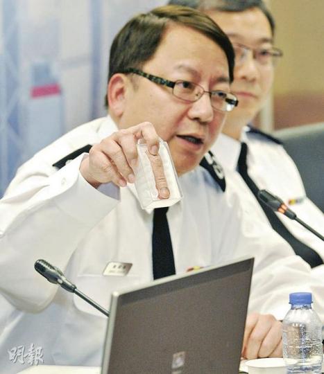 對於本報曾以「指紋膜」騙倒e道,入境處長陳國基稱經過專家以各種方法,包括他手中的「高科技物料複製手指」測試後,確認了其他390條e道並無問題。(尹錦恩攝) 對於本報曾以「指紋膜」騙倒e道,入境處長陳國基稱經過專家以各種方法,包括他手中的「高科技物料複製手指」測試後,確認了其他390條e道並無問題。(尹錦恩攝)
