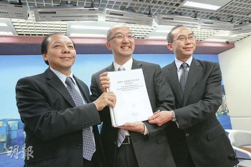 政府推出的填補立法會議員出缺方案,政制及內地事務局長譚志源(中)形容是「合憲、合理和適當」,有信心在今個立法年度完成立法。左起律政司法政策專員潘英光、譚志源、政制及內地事務副秘書長何健華。( 鄧宗弘攝) 政府推出的填補立法會議員出缺方案,政制及內地事務局長譚志源(中)形容是「合憲、合理和適當」,有信心在今個立法年度完成立法。左起律政司法政策專員潘英光、譚志源、政制及內地事務副秘書長何健華。( 鄧宗弘攝)