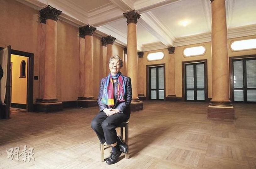 何東花園業主何勉君說,希望政府容許她拆卸重建,過去經常與發展局長林鄭月娥聯絡,但目前未有共識,「她是一位政府官員,她有她的莊嚴」。她身後的多條磚瓦製的巨柱仍然保留,高達4米,在大廳置中位置,以顯氣派。(葉漢華攝) 何東花園業主何勉君說,希望政府容許她拆卸重建,過去經常與發展局長林鄭月娥聯絡,但目前未有共識,「她是一位政府官員,她有她的莊嚴」。她身後的多條磚瓦製的巨柱仍然保留,高達4米,在大廳置中位置,以顯氣派。(葉漢華攝)