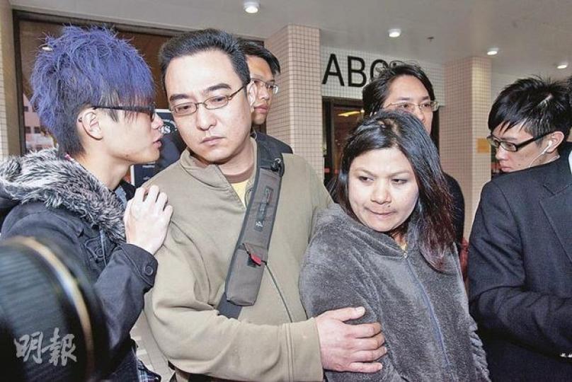 男嬰父親歐先生(左)與泰裔妻子Supapon Chinvang(中)昨日與伊利沙伯醫院行政總監熊志添會面。歐不滿院方拒絕承擔責任,會研究下一步行動。(鄧宗弘攝) 男嬰父親歐先生(左)與泰裔妻子Supapon Chinvang(中)昨日與伊利沙伯醫院行政總監熊志添會面。歐不滿院方拒絕承擔責任,會研究下一步行動。(鄧宗弘攝)