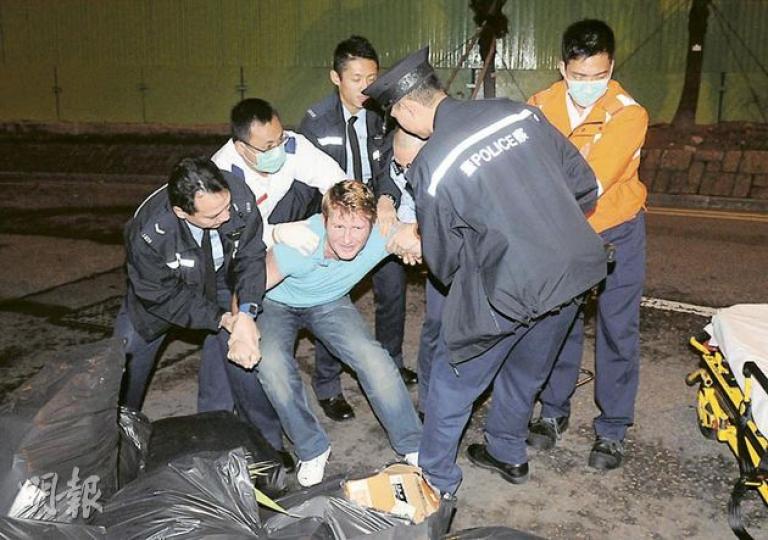 澳洲漢「㩒錯鐘、找錯人」後大吵大鬧,需由4名警員及2名救護員合力制服。(蔡方山攝) 澳洲漢「㩒錯鐘、找錯人」後大吵大鬧,需由4名警員及2名救護員合力制服。(蔡方山攝)