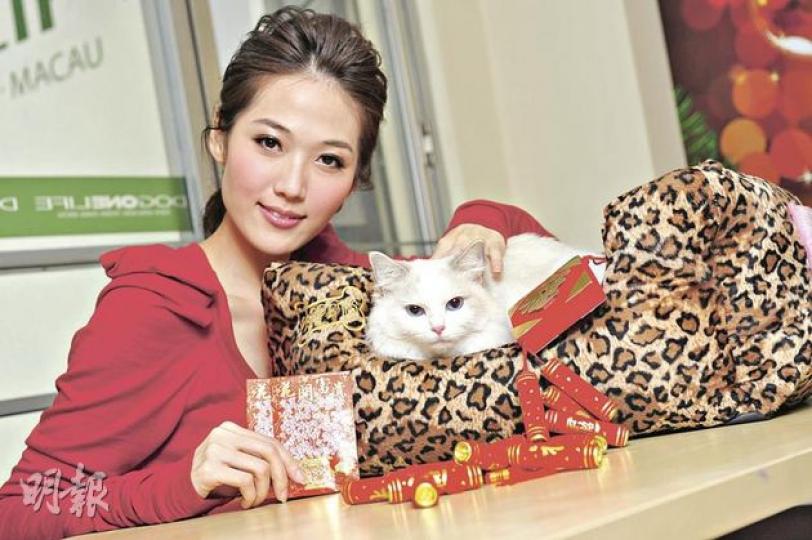 林莉對家中新成員「寶貝」非常寵愛，龍年首度派贈大利市，祝願富貴財運一齊來。（攝影：劉永銳） 平日滴水不沾的林莉親自動手為貓咪的安樂窩洗邋遢，果然視牠為林家小女王。（攝影：劉永銳）