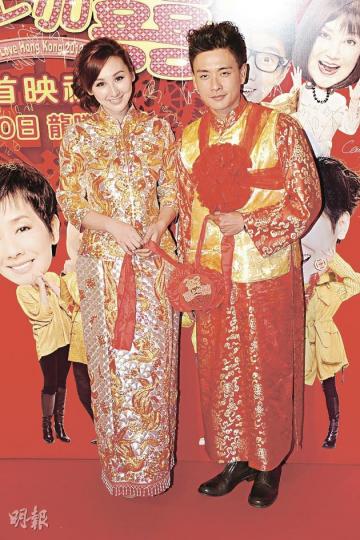 與黃宗澤飾演一對的何韻詩缺席，黃宗澤唯有找來高海寧相伴。（攝影﹕鍾偉茵） 曾志偉與毛舜筠合作無間，今次又飾演夫婦，笑料百出。（攝影﹕鍾偉茵） 穿上裙褂與陸永出席首映的張馨予自言想30歲出嫁，又指緋聞男友吳卓羲沒有向她求婚。（攝影﹕鍾偉茵） 麥包拖着剛為人母的孟瑤出席首映。（攝影﹕鍾偉茵）