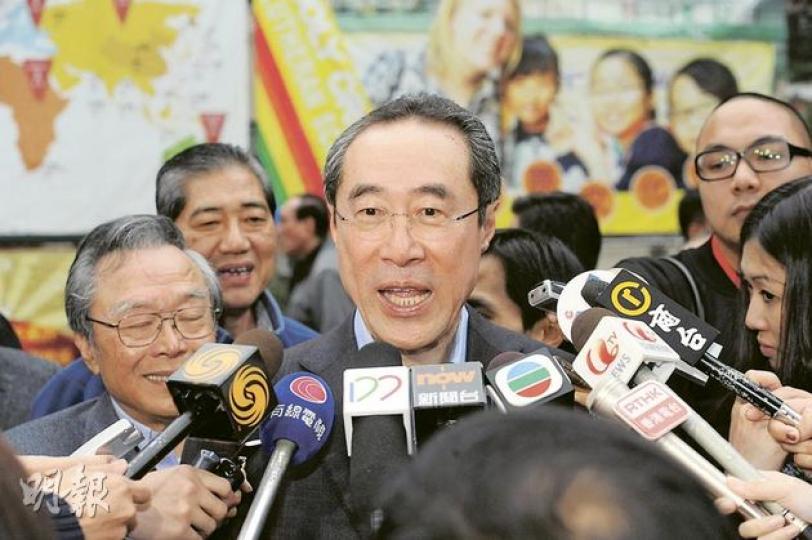 特首參選人唐英年表示,港人絕大多數都自覺守法,認為孔慶東身為大學教授,應為自己罵「香港人是狗」的言論負責。(尹錦恩攝)特首參選人梁振英(左)昨日表示,北京大學教授孔慶東的言論,不代表內地人對香港的看法,不認為會加深中港矛盾,毋須過分解讀。(余俊亮攝) 特首參選人唐英年表示,港人絕大多數都自覺守法,認為孔慶東身為大學教授,應為自己罵「香港人是狗」的言論負責。(尹錦恩攝)特首參選人梁振英(左)昨日表示,北京大學教授孔慶東的言論,不代表內地人對香港的看法,不認為會加深中港矛盾,毋須過分解讀。(余俊亮攝)