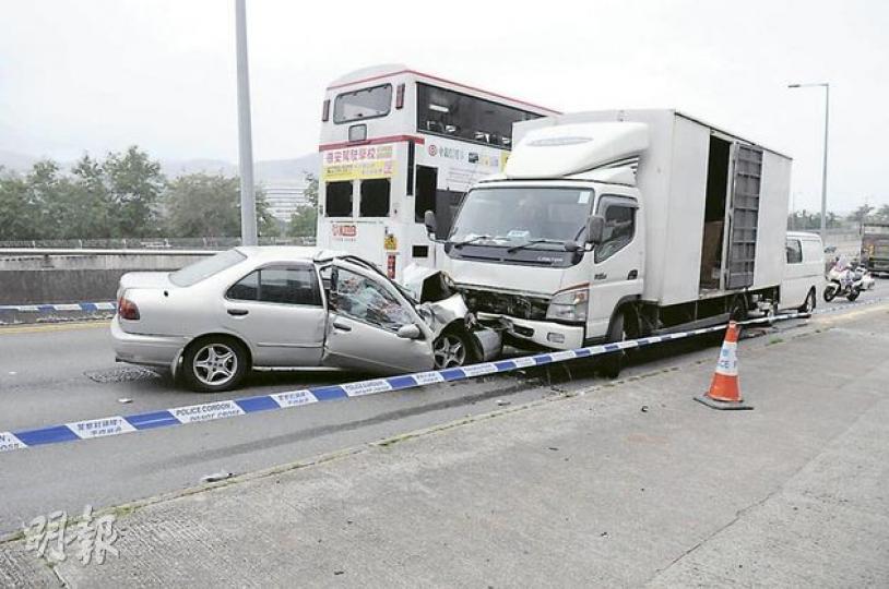 私家車在沒有煞車胎痕下失控越線,與廢料回收貨車迎頭相撞,而另一輛客貨車亦收掣不及追撞,釀成3車串燒,私家車車頭如風琴變形,夫死妻傷。(蔡方山攝)一場車禍令夫婦陰陽相隔,死者次子(左)在醫院接獲噩耗,哀傷飲泣。(蔡方山攝) 私家車在沒有煞車胎痕下失控越線,與廢料回收貨車迎頭相撞,而另一輛客貨車亦收掣不及追撞,釀成3車串燒,私家車車頭如風琴變形,夫死妻傷。(蔡方山攝)一場車禍令夫婦陰陽相隔,死者次子(左)在醫院接獲噩耗,哀傷飲泣。(蔡方山攝)